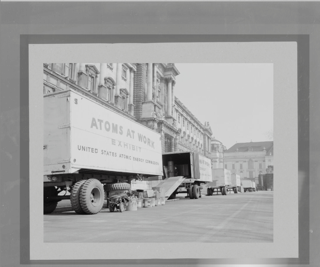 Vienna, 08.04.1963. “Atome am friedlichen Werk”. Trucks transporting exhibits, garden side Neue Burg, Vienna. oai:baa.onb.at:688666, ÖNB. Image fabrication: Philipp Sattler.